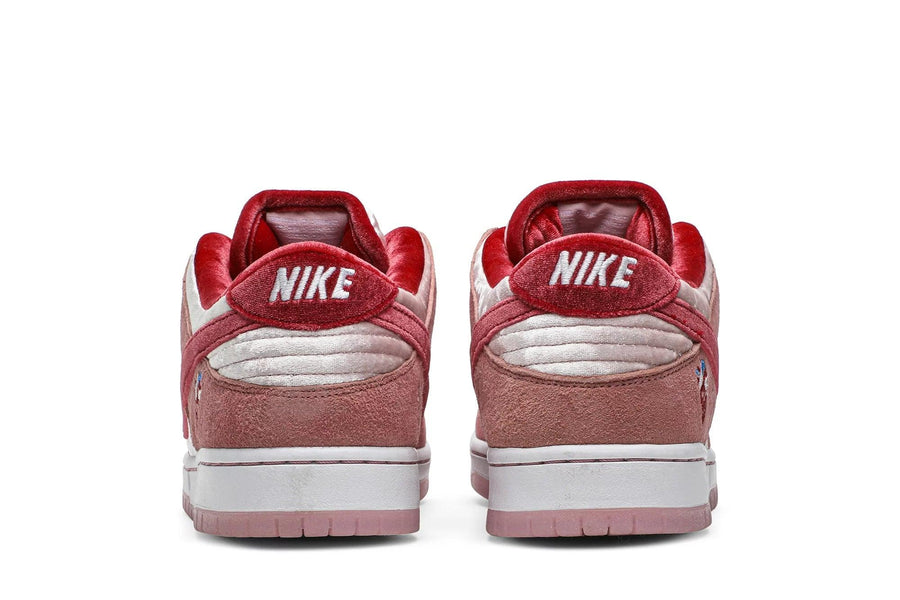 Tênis Nike SB Dunk Low Strangelove Rosa por R$ 11.999,99 em até