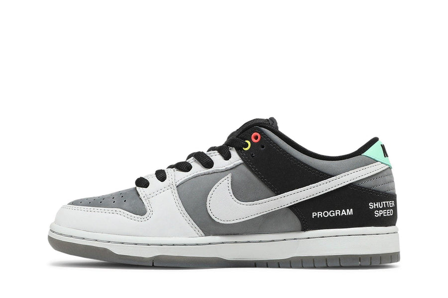 Vista lateral do Nike Nike SB Dunk Low VX 1000 Camcorder mostrando design do cabedal e logo da marca