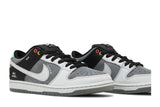 Vista frontal do Nike Nike SB Dunk Low VX 1000 Camcorder mostrando biqueira e costuras