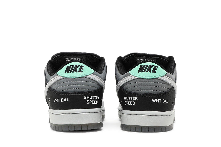 Vista superior do Nike Nike SB Dunk Low VX 1000 Camcorder mostrando abertura, lingueta e cadarços