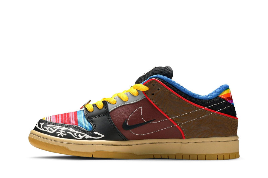 Vista lateral do Nike Nike SB Dunk Low What The P-Rod Colorido mostrando design do cabedal e logo da marca