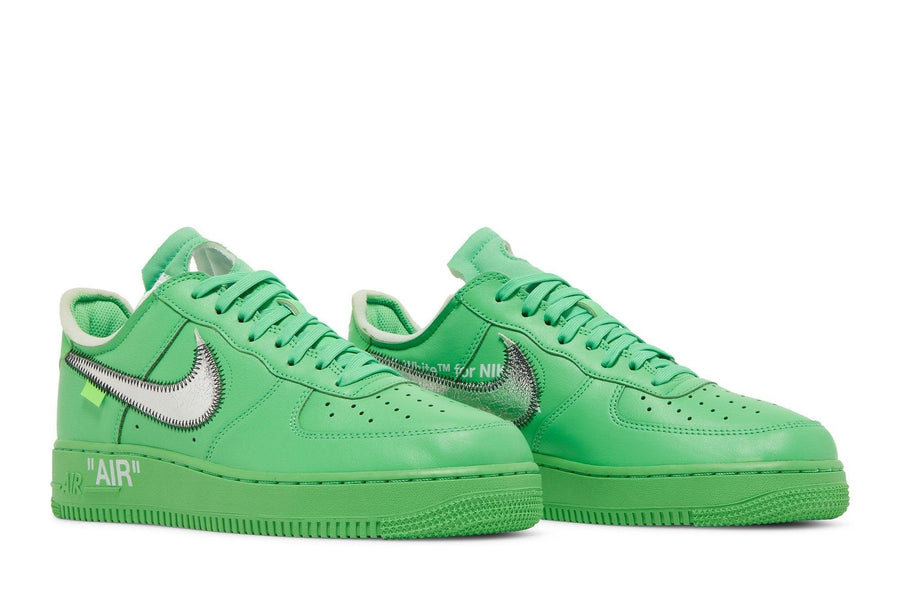 Vista frontal do Nike Off-White x Nike Air Force 1 Low Green Brooklyn mostrando biqueira e costuras