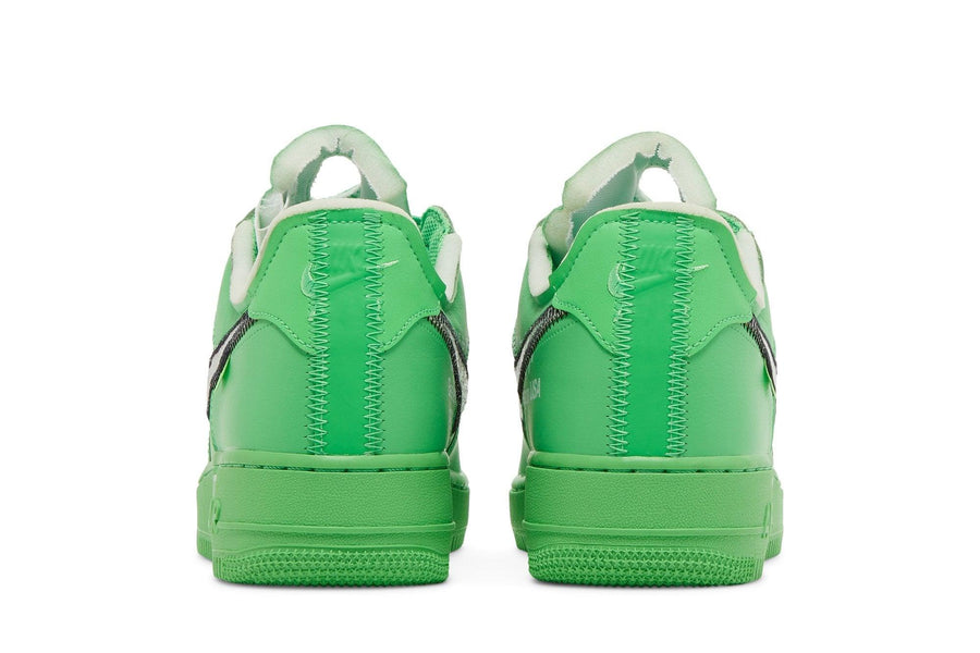 Vista superior do Nike Off-White x Nike Air Force 1 Low Green Brooklyn mostrando abertura, lingueta e cadarços