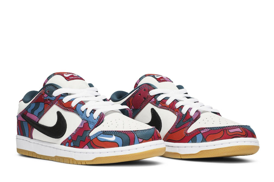 Vista frontal do Nike Parra x Nike SB Dunk Low Pro Abstract Art Colorido mostrando biqueira e costuras