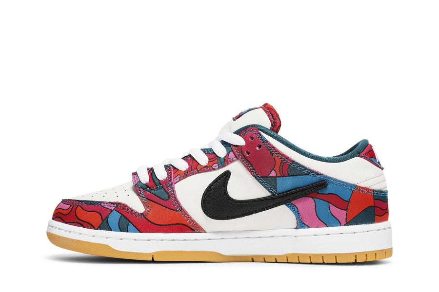 Vista lateral do Nike Parra x Nike SB Dunk Low Pro Abstract Art Colorido mostrando design do cabedal e logo da marca