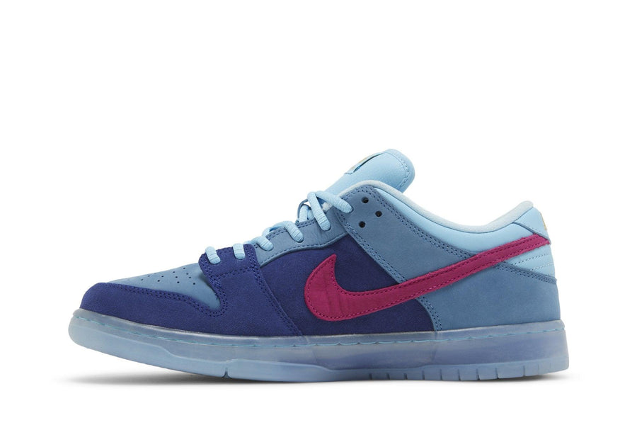 Vista lateral do Nike Run The Jewels x Dunk Low SB '4/20' mostrando design do cabedal e logo da marca
