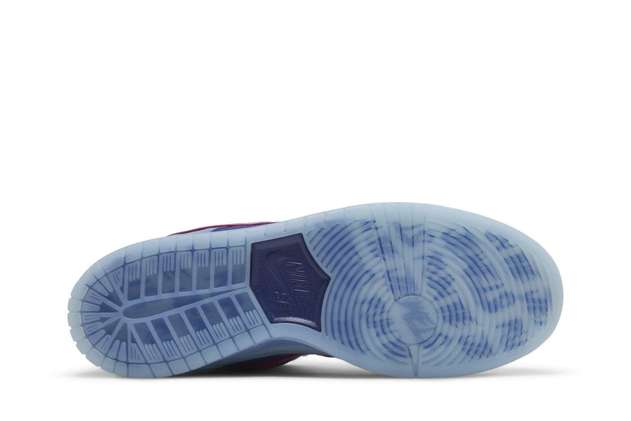 Vista traseira do Nike Run The Jewels x Dunk Low SB '4/20' mostrando calcanheira e detalhes do solado