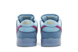 Vista superior do Nike Run The Jewels x Dunk Low SB '4/20' mostrando abertura, lingueta e cadarços