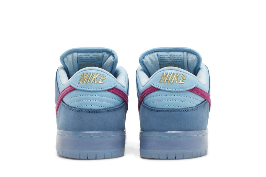 Vista superior do Nike Run The Jewels x Dunk Low SB '4/20' mostrando abertura, lingueta e cadarços