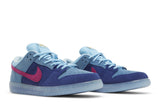 Vista frontal do Nike Run The Jewels x Dunk Low SB '4/20' mostrando biqueira e costuras