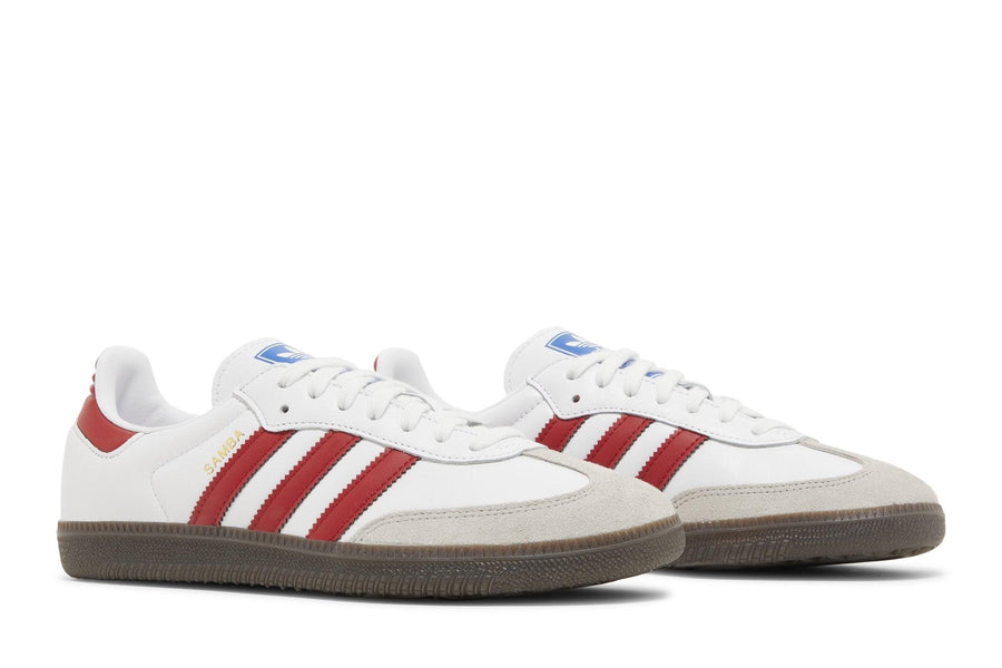 Vista frontal do Adidas Adidas Samba OG White Scarlet mostrando biqueira e costuras