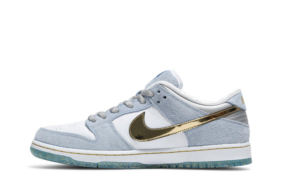 Vista lateral do Nike Sean Cliver x Dunk Low SB Holiday Special mostrando design do cabedal e logo da marca