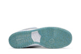 Vista traseira do Nike Sean Cliver x Dunk Low SB Holiday Special mostrando calcanheira e detalhes do solado