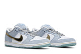 Vista frontal do Nike Sean Cliver x Dunk Low SB Holiday Special mostrando biqueira e costuras