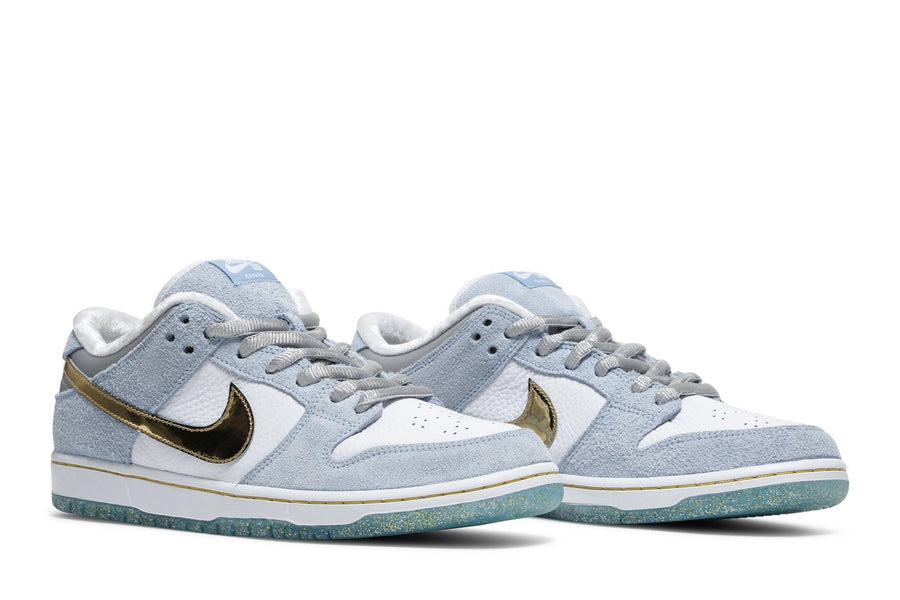 Vista frontal do Nike Sean Cliver x Dunk Low SB Holiday Special mostrando biqueira e costuras