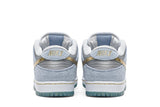 Vista superior do Nike Sean Cliver x Dunk Low SB Holiday Special mostrando abertura, lingueta e cadarços