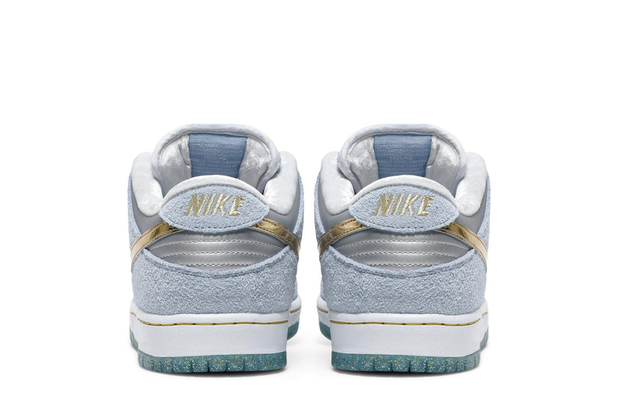 Vista superior do Nike Sean Cliver x Dunk Low SB Holiday Special mostrando abertura, lingueta e cadarços