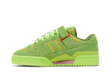Vista lateral do Adidas The Grinch x adidas Forum Low Green mostrando design do cabedal e logo da marca