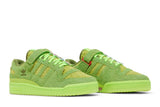 Vista frontal do Adidas The Grinch x adidas Forum Low Green mostrando biqueira e costuras