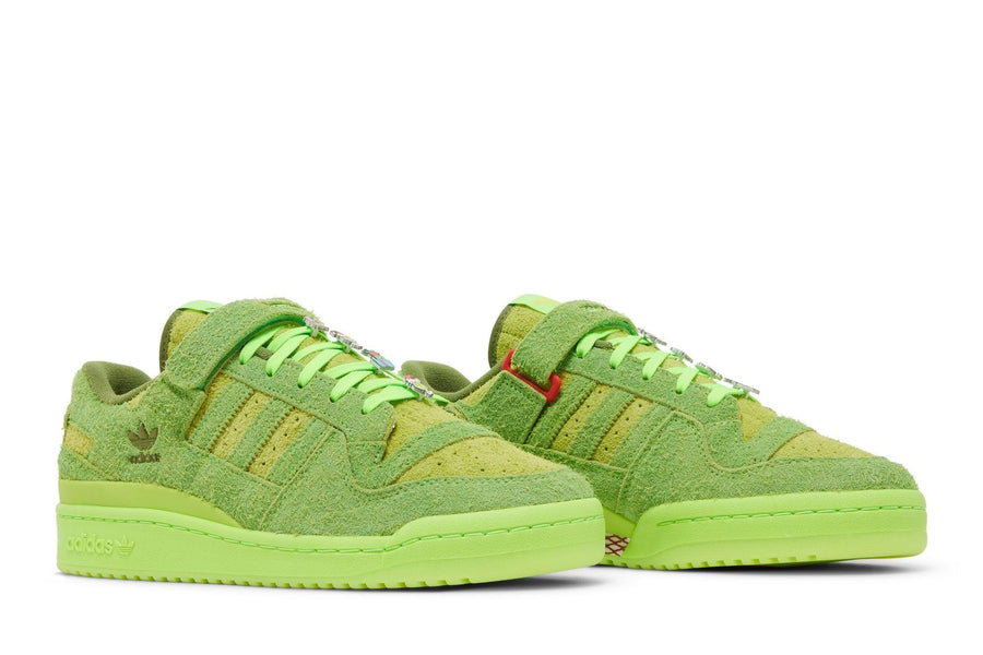 Vista frontal do Adidas The Grinch x adidas Forum Low Green mostrando biqueira e costuras