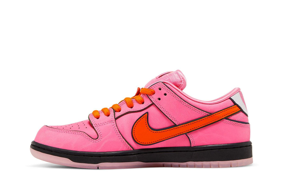 Vista lateral do Nike The Powerpuff Girls x Nike SB Dunk Low Blossom mostrando design do cabedal e logo da marca