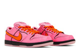 Vista frontal do Nike The Powerpuff Girls x Nike SB Dunk Low Blossom mostrando biqueira e costuras