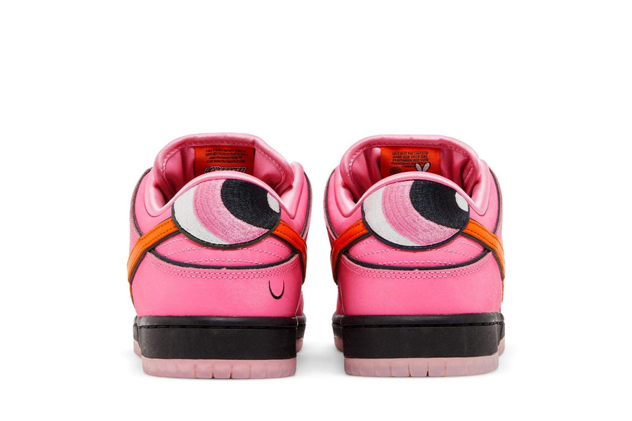 Vista superior do Nike The Powerpuff Girls x Nike SB Dunk Low Blossom mostrando abertura, lingueta e cadarços