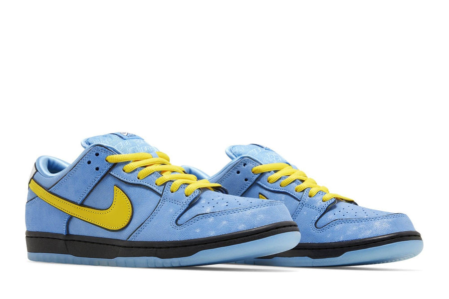 Vista frontal do Nike The Powerpuff Girls x Nike SB Dunk Low Bubbles mostrando biqueira e costuras