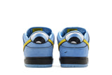 Vista superior do Nike The Powerpuff Girls x Nike SB Dunk Low Bubbles mostrando abertura, lingueta e cadarços