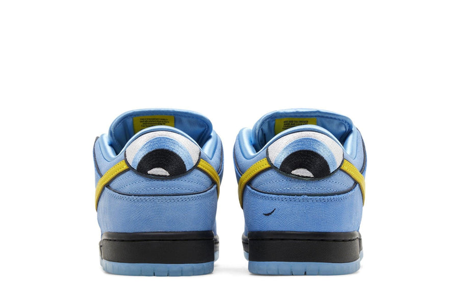 Vista superior do Nike The Powerpuff Girls x Nike SB Dunk Low Bubbles mostrando abertura, lingueta e cadarços