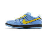 Vista lateral do Nike The Powerpuff Girls x Nike SB Dunk Low Bubbles mostrando design do cabedal e logo da marca