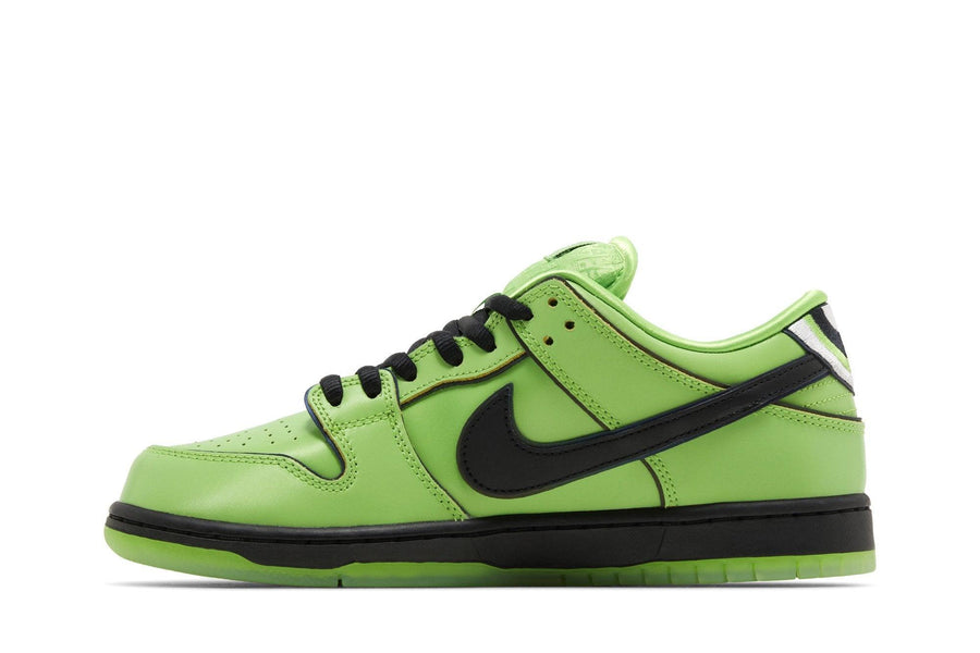 Vista lateral do Nike The Powerpuff Girls x Nike SB Dunk Low Buttercup mostrando design do cabedal e logo da marca