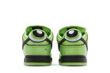 Vista superior do Nike The Powerpuff Girls x Nike SB Dunk Low Buttercup mostrando abertura, lingueta e cadarços
