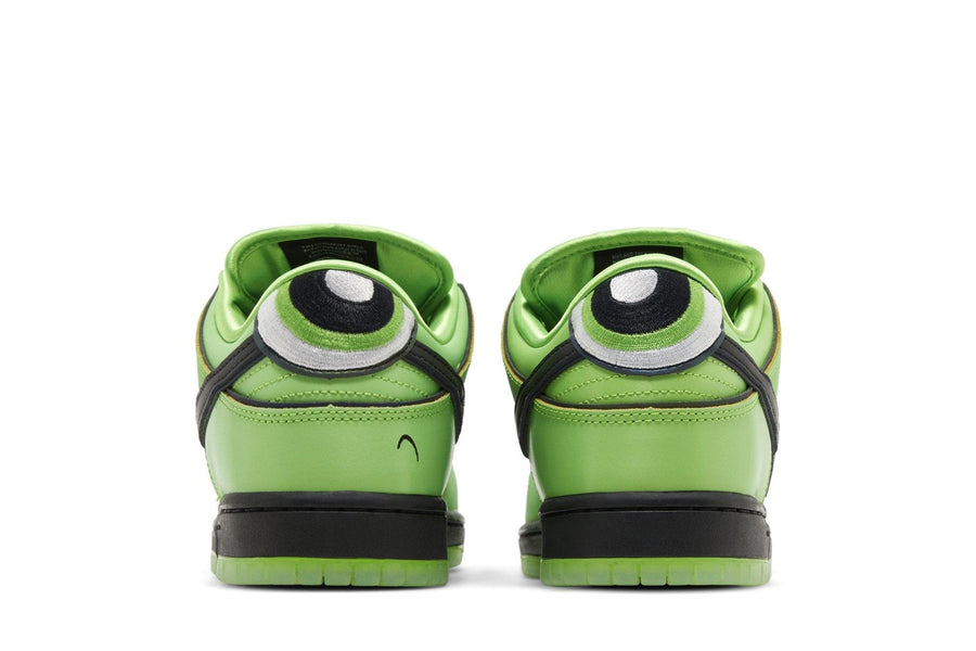 Vista superior do Nike The Powerpuff Girls x Nike SB Dunk Low Buttercup mostrando abertura, lingueta e cadarços