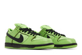 Vista frontal do Nike The Powerpuff Girls x Nike SB Dunk Low Buttercup mostrando biqueira e costuras