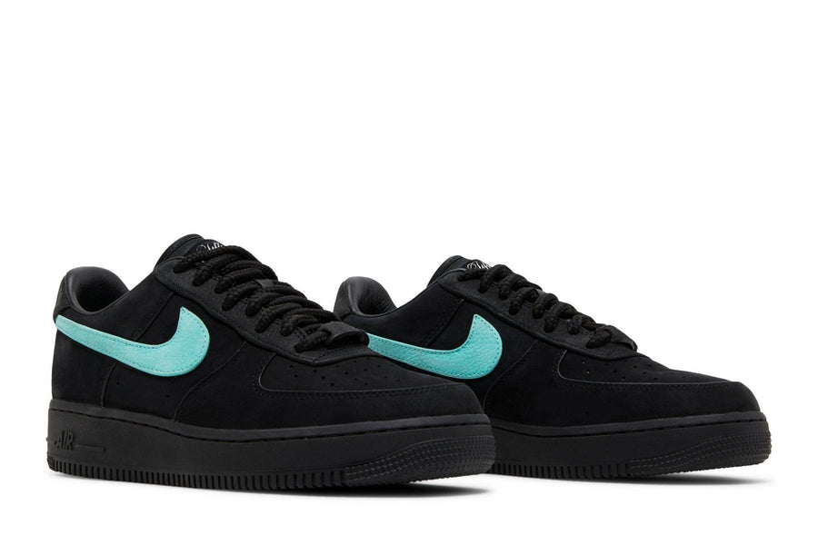 Vista frontal do Nike Tiffany & Co. x Nike Air Force 1 Low 1837 mostrando biqueira e costuras