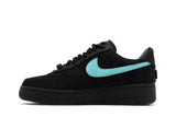 Vista lateral do Nike Tiffany & Co. x Nike Air Force 1 Low 1837 mostrando design do cabedal e logo da marca