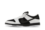 Vista lateral do Nike TIGHTBOOTH x Nike SB Dunk Low Pro Black White mostrando design do cabedal e logo da marca