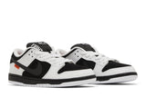 Vista frontal do Nike TIGHTBOOTH x Nike SB Dunk Low Pro Black White mostrando biqueira e costuras