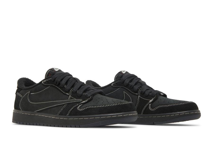 Vista frontal do Jordan Nike Travis Scott x Air Jordan 1 Low OG SP 'Black Phantom' mostrando biqueira e costuras