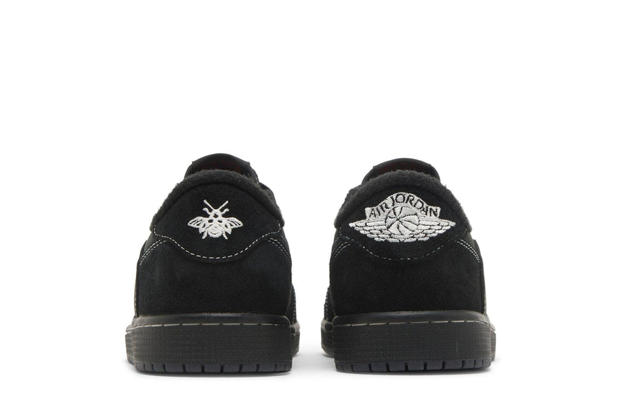 Vista superior do Jordan Nike Travis Scott x Air Jordan 1 Low OG SP 'Black Phantom' mostrando abertura, lingueta e cadarços