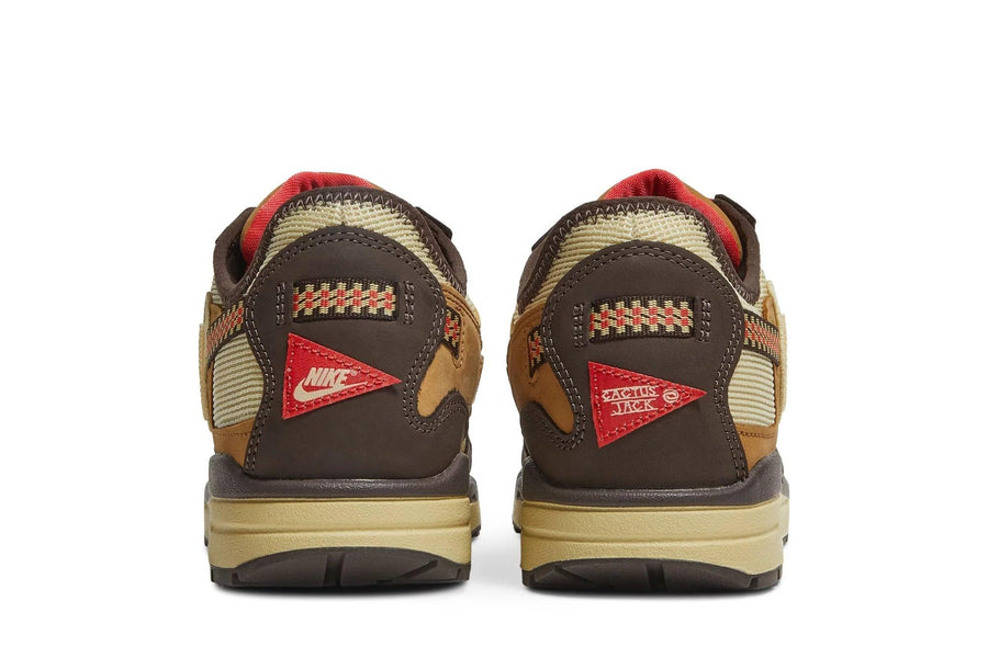 Vista superior do Nike Travis Scott x Nike Air Max 1 Cactus Brown mostrando abertura, lingueta e cadarços