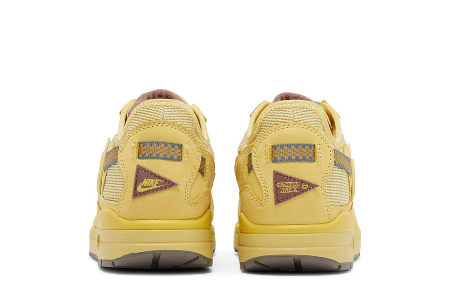 Vista superior do Nike Travis Scott x Nike Air Max 1 Cactus Gold mostrando abertura, lingueta e cadarços