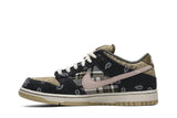 Vista lateral do Nike Travis Scott x Nike Dunk Low Cactus Jack mostrando design do cabedal e logo da marca