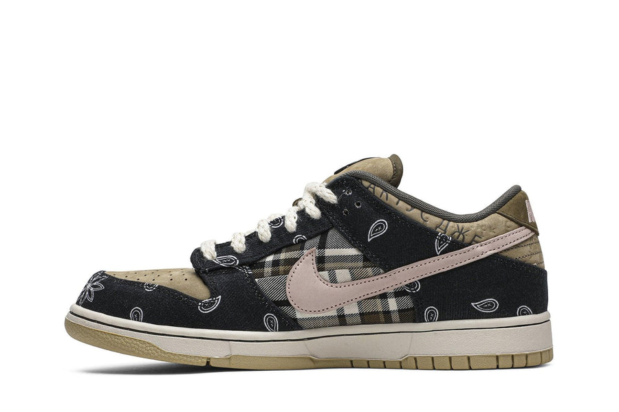 Vista lateral do Nike Travis Scott x Nike Dunk Low Cactus Jack mostrando design do cabedal e logo da marca