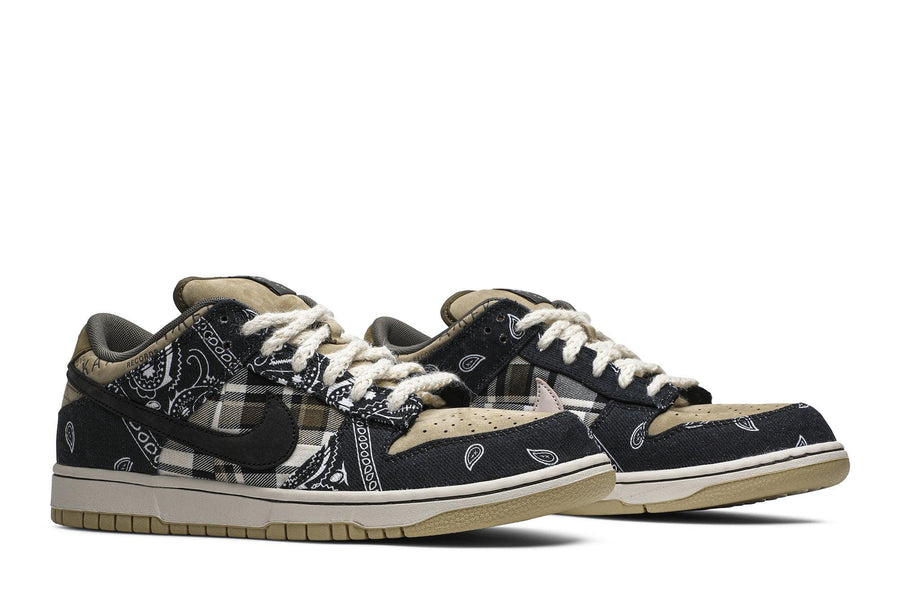 Vista frontal do Nike Travis Scott x Nike Dunk Low Cactus Jack mostrando biqueira e costuras