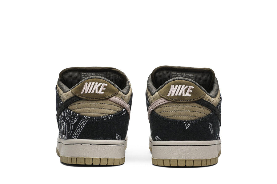 Vista superior do Nike Travis Scott x Nike Dunk Low Cactus Jack mostrando abertura, lingueta e cadarços