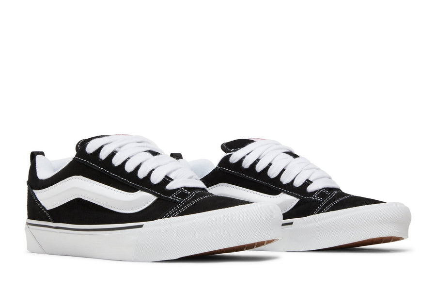 Vista traseira do Vans Vans "Knu Old Skool Black White" mostrando calcanheira e detalhes do solado