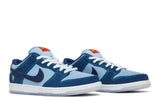 Vista frontal do Nike Why So Sad? x Nike SB Dunk Low The Predatory Bird mostrando biqueira e costuras