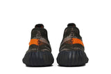 Vista superior do Yeezy Yeezy 350 V2 Carbon Beluga mostrando abertura, lingueta e cadarços